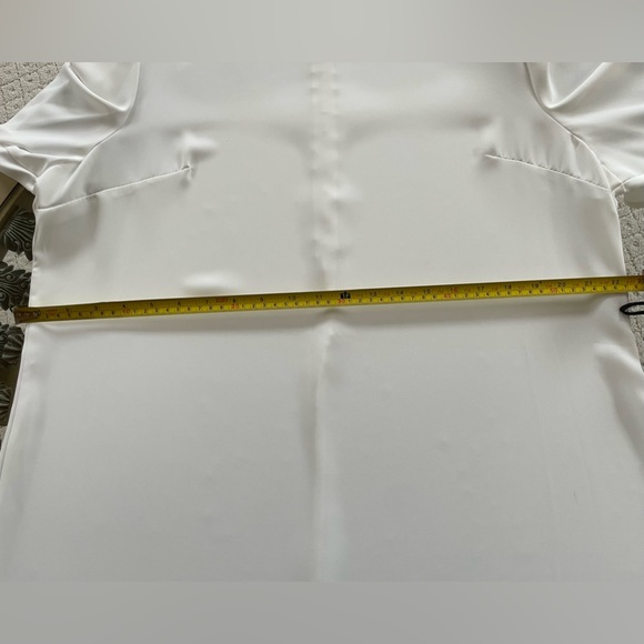 It is a beautiful dress, classic and suitable for parties. - Picture 11 of 11